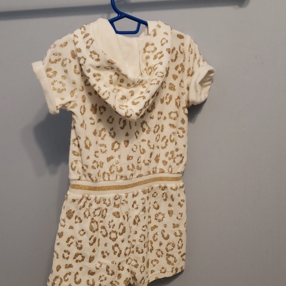 A romper - Picture 2 of 4
